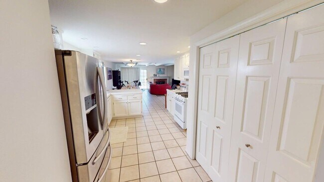 Building Photo - Spacious 4 Bedroom 3.5 Bathroom Coronado H...