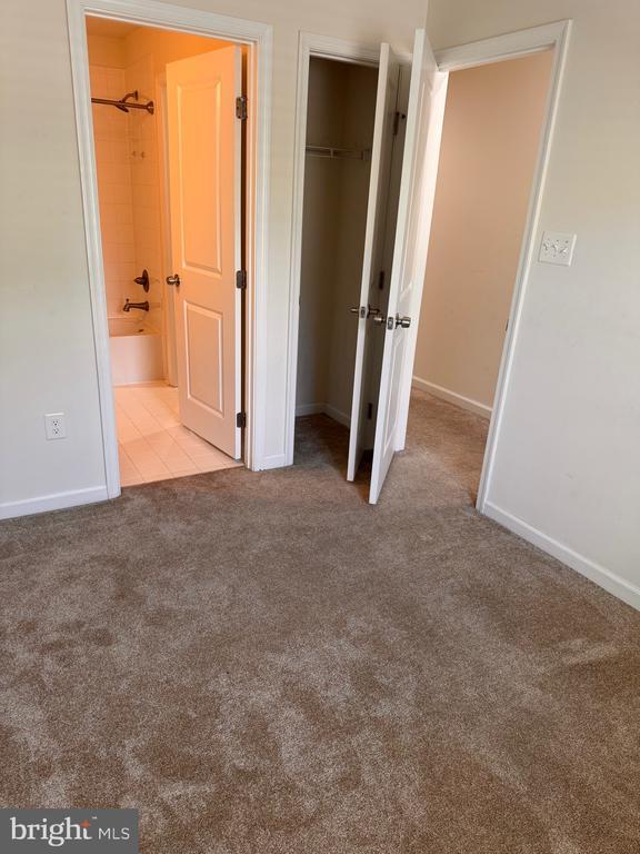 Building Photo - 624 Ravenwood Dr