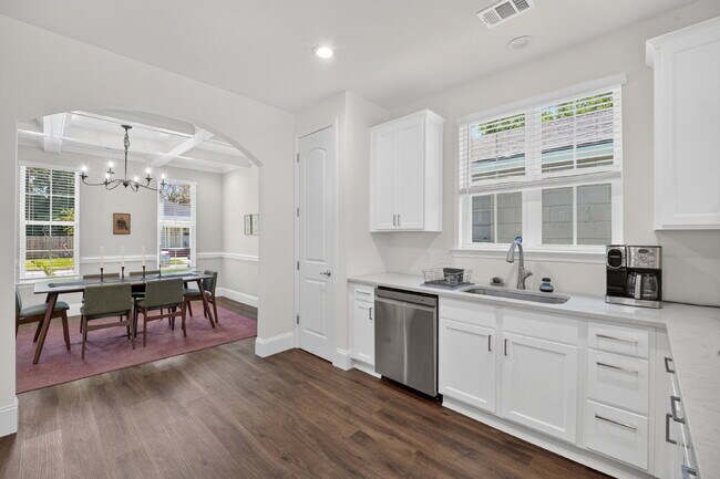 Building Photo - 706 W 44th St