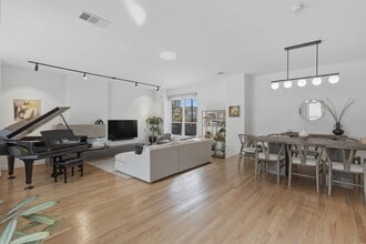 Building Photo - 5515 Venice St