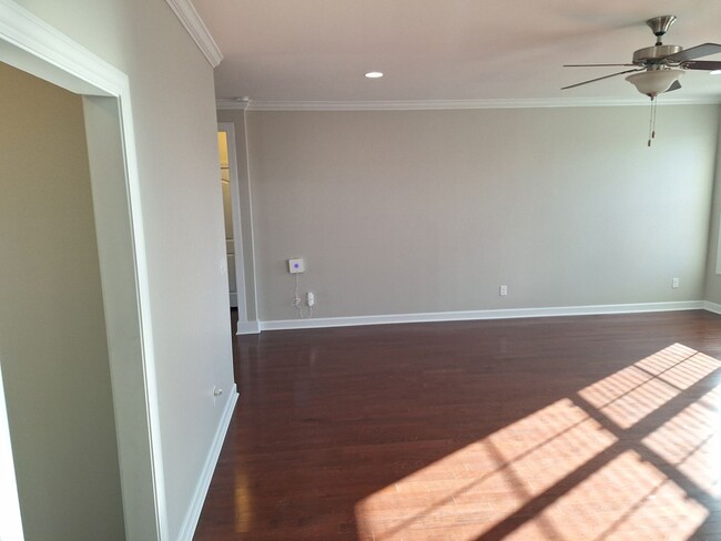 Building Photo - MARCH MOVE IN SPECIAL - $300 off FIRST FUL...