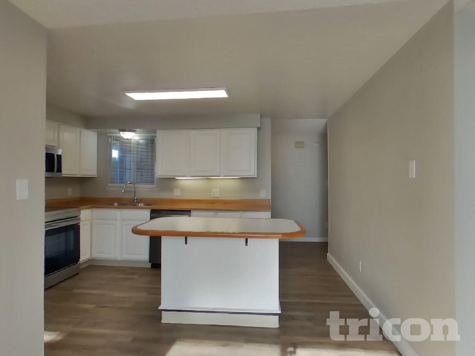 Building Photo - 3090 Santa Ana Dr