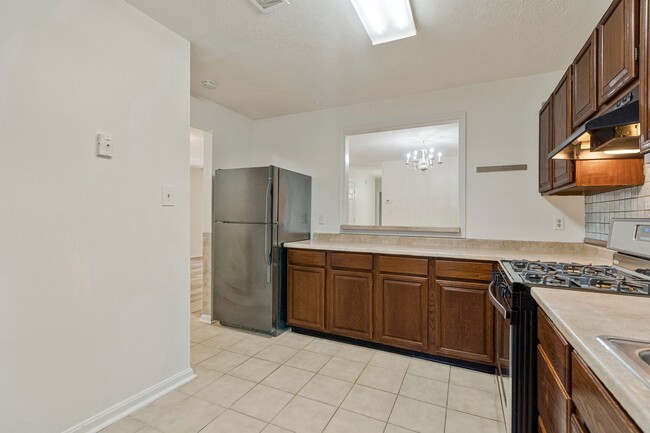 Building Photo - Bright & Cheery 2 BR 2 Bath Unit Available...