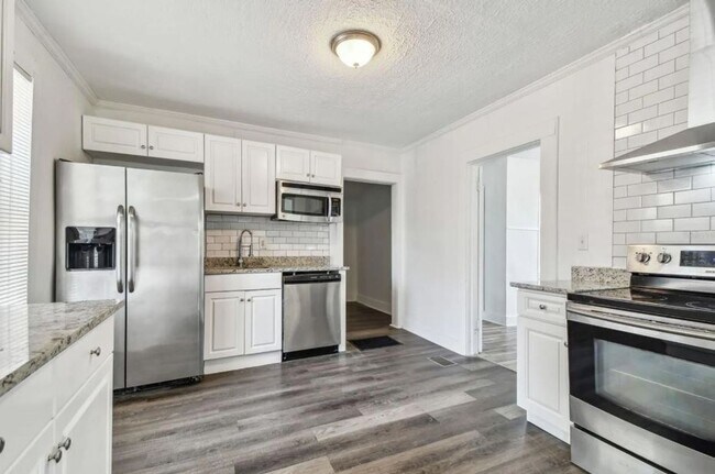 Building Photo - Housing Voucher Accepted: Charming 4-Bedro...