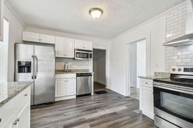 Building Photo - Housing Voucher Accepted: Charming 4-Bedroom Home in Saint Petersburg