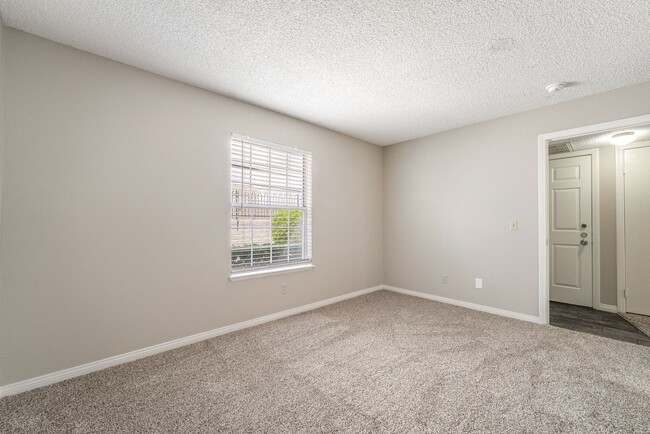 Building Photo - 2 Bedroom, 2 Bathroom Condo unit in a Gate...