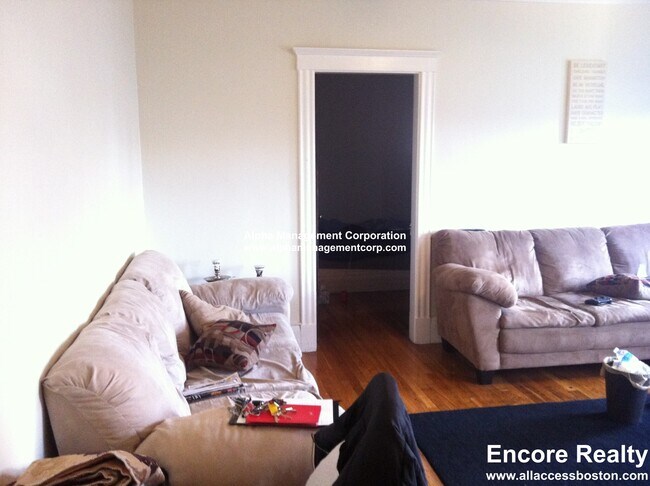 Building Photo - 349 Pleasant St