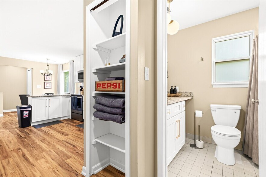 Building Photo - 18423 Sharon Ln