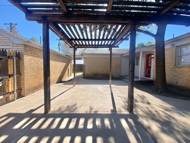 Building Photo - NOW PRE-LEASING FOR JULY: 4 bed 2 bath 2car garage in Tech Terrace