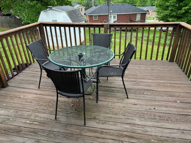 Building Photo - 402 Susannah Ave