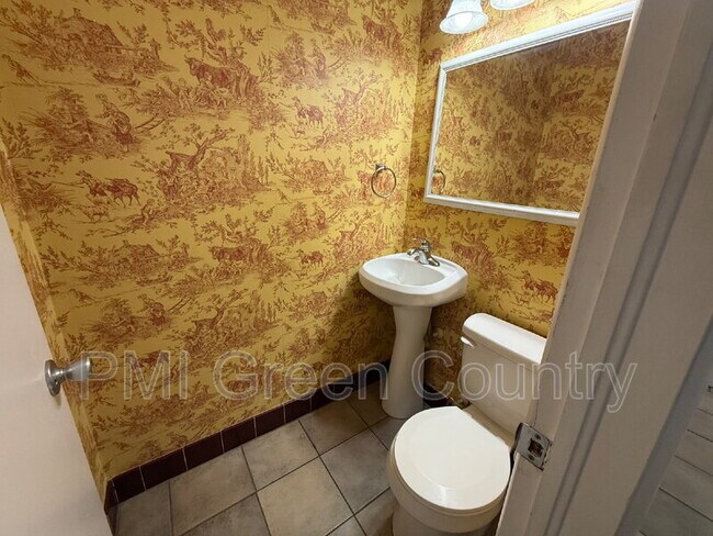 Building Photo - 1127 E 53rd Pl