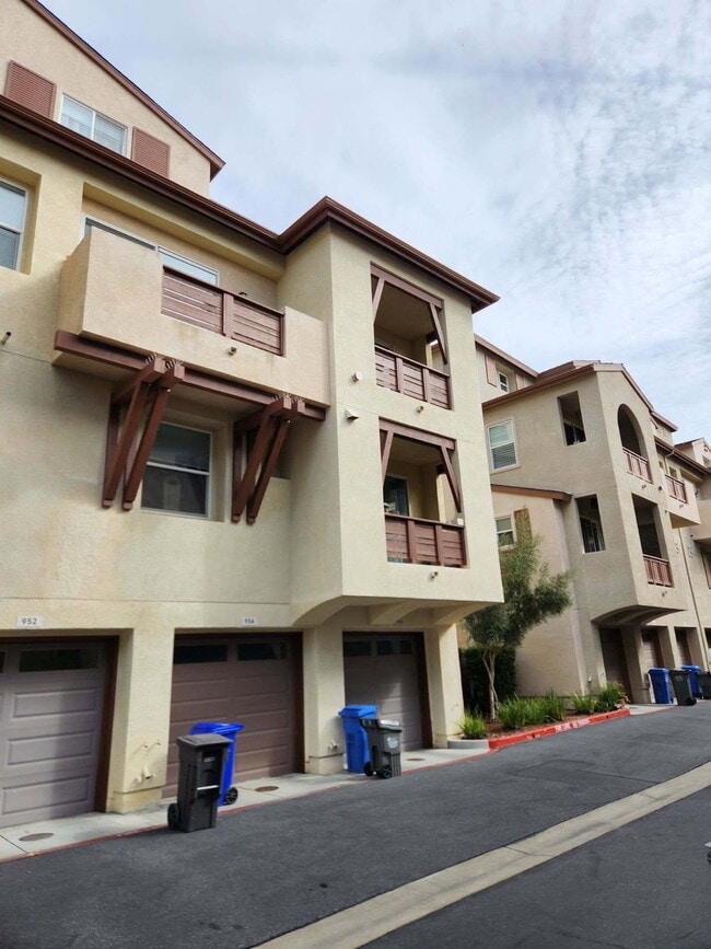 Building Photo - 956 Tarragon Ln