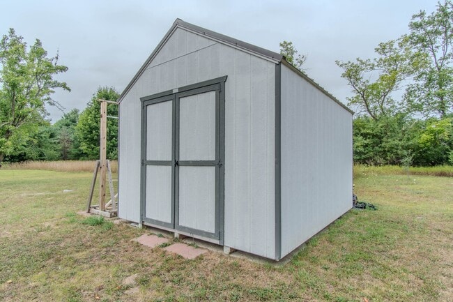 Building Photo - 102 Pine Dr
