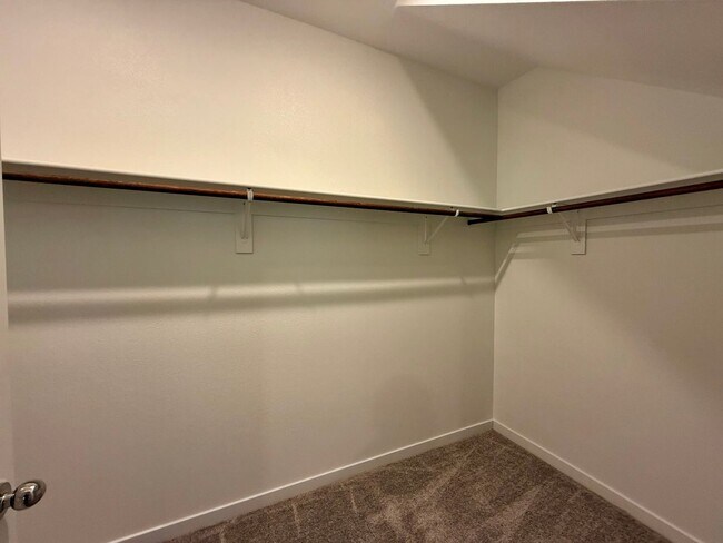 Building Photo - 4 BED 3.5 BATH 2 CAR GARAGE HOME w/ LOFT, ...