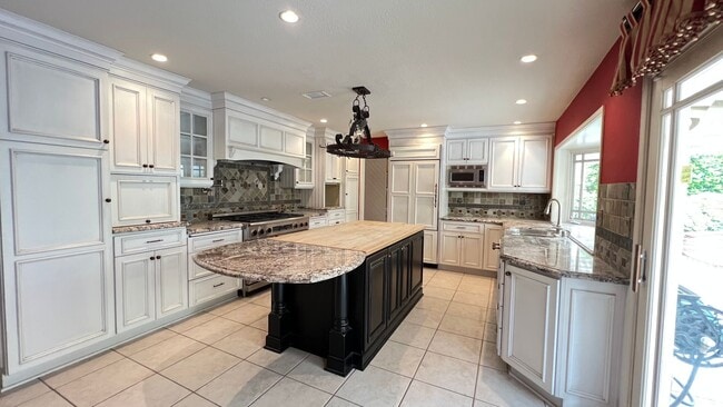 Building Photo - Wonderful 4 Bedroom 3 Bathroom Villa Park ...