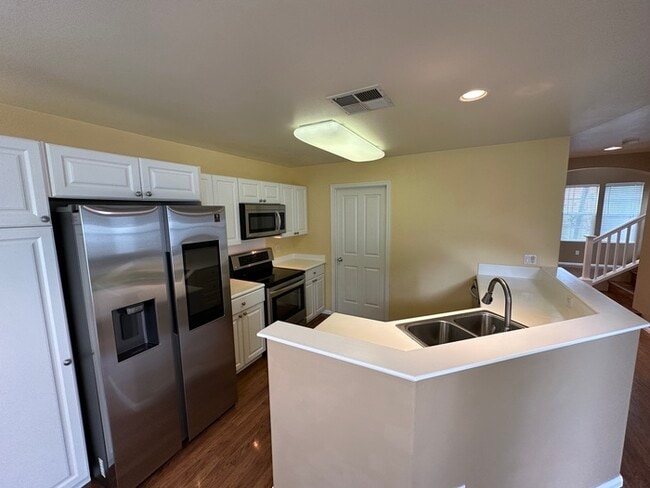 Building Photo - Beautiful & Spacious Pet-Friendly Home at ...