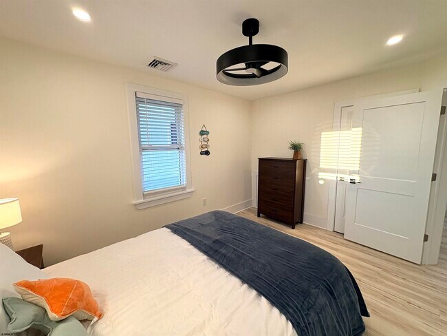 Building Photo - 6 N Jasper Ave