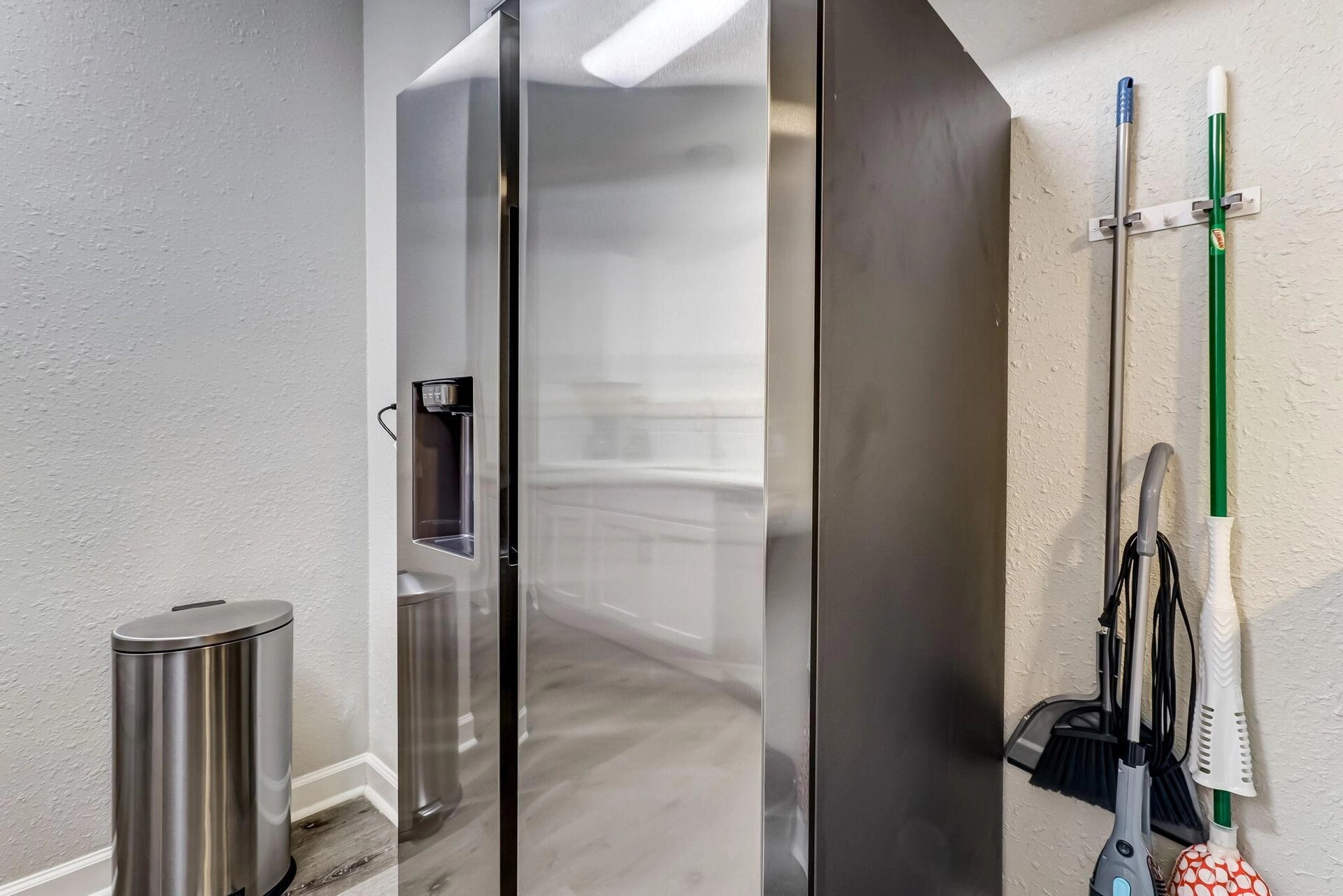 Building Photo - 6105 Duke Rd