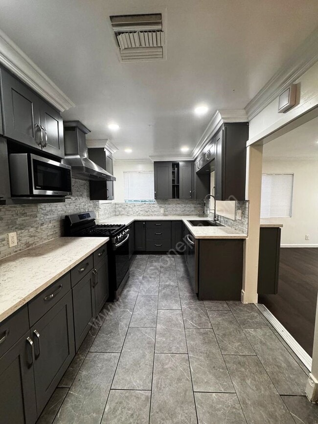 Building Photo - Newly Renovated 2 Bed, 1 Bath Home with Ap...