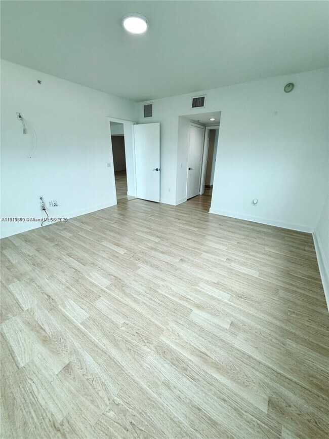 Building Photo - 15051 Royal Oaks Ln