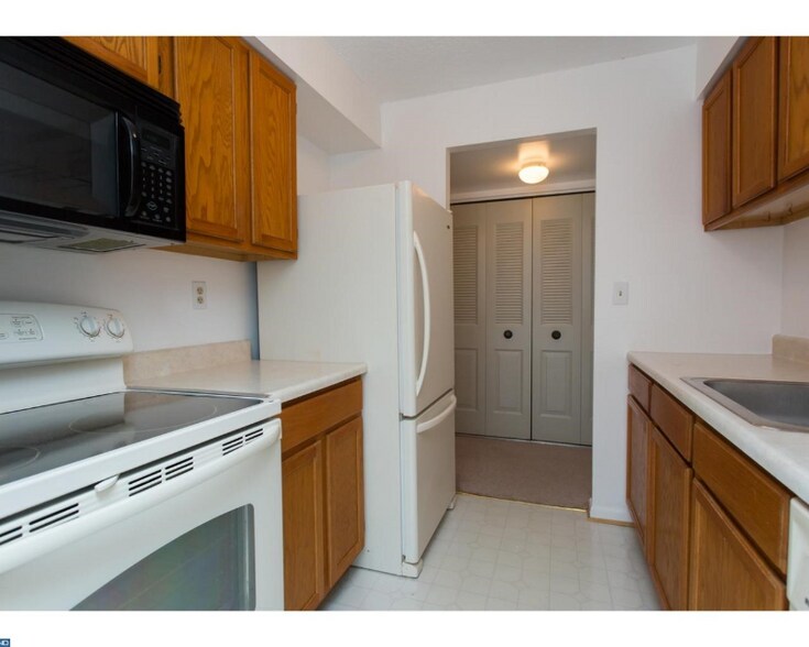 Building Photo - 3301 Valley Dr