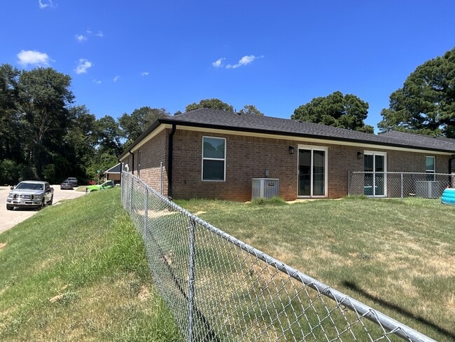 Building Photo - 100 Chloe Dr