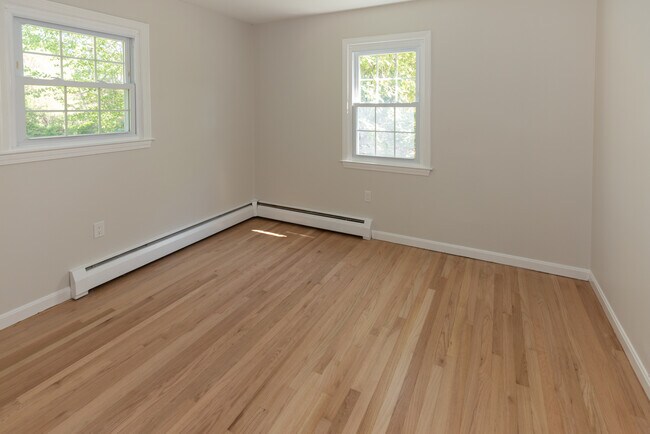 Building Photo - 10 Meadow Ln