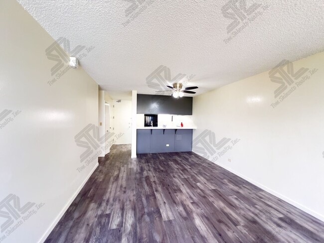 Building Photo - 2 bedroom, 2 bathroom 2 parking at Lakecrest