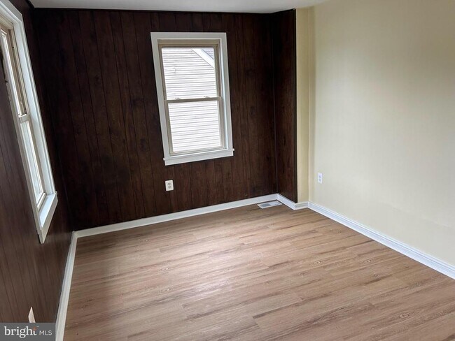 Building Photo - 19 E Millbrooke Ave