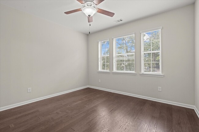 Building Photo - 545 Mirrormont Dr