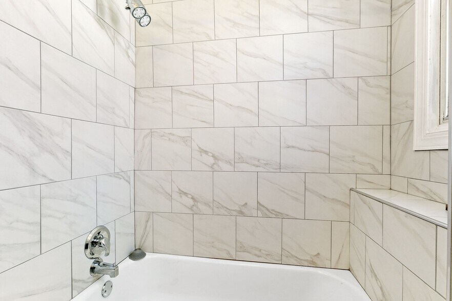 Building Photo - 2842 N Hamlin Ave