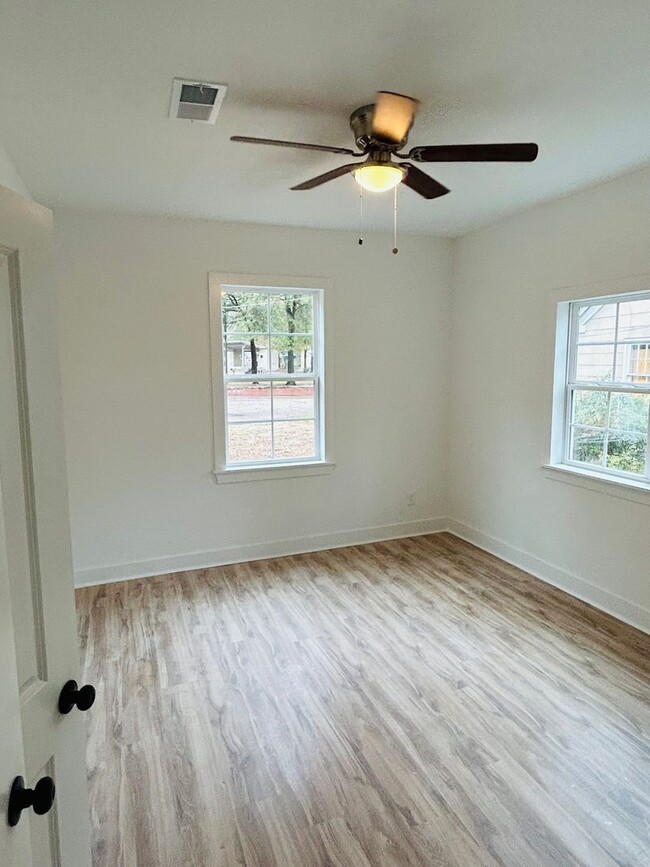 Building Photo - This 3 bed / 2 bath in Fondren is ready fo...