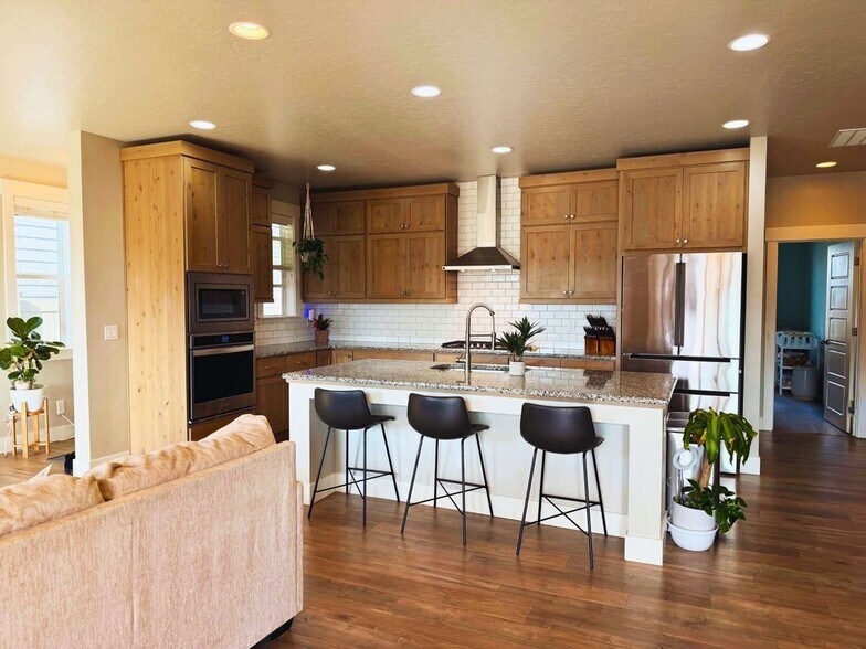 Building Photo - 1343 E Fort Erie St