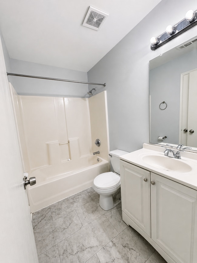 Building Photo - Updated 2-bedroom apartment with parking, front/rear access, modern flooring, full kitchen, and l...