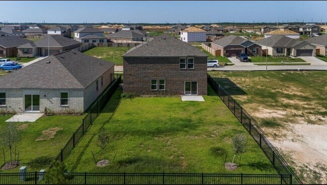 Building Photo - 27235 Blue Pool Dr