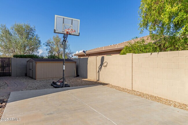 Building Photo - 5811 W Bonanza Ln