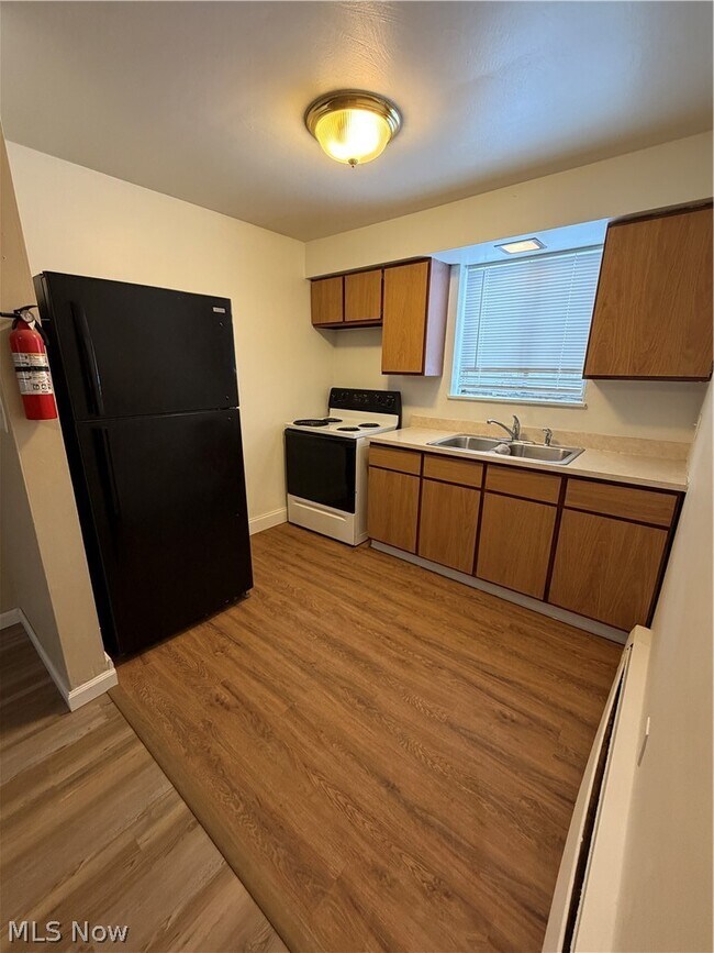 Building Photo - 27 Wayne St SE