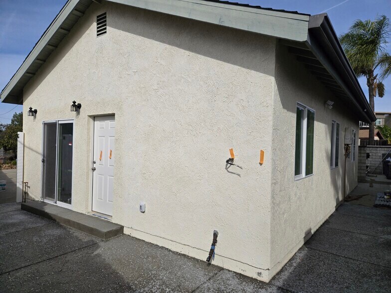 Building Photo - 1762 Los Feliz Dr