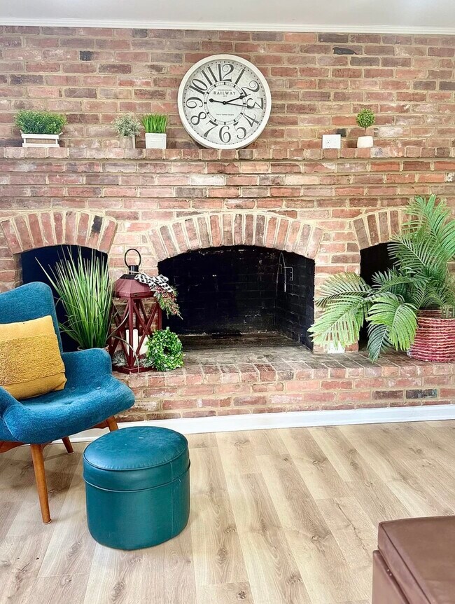 Building Photo - 2705 S Battlefield Blvd