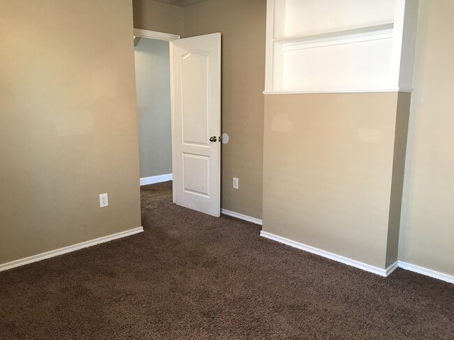 Building Photo - 4 bd/2 ba - Yukon adress - Mustang Schools