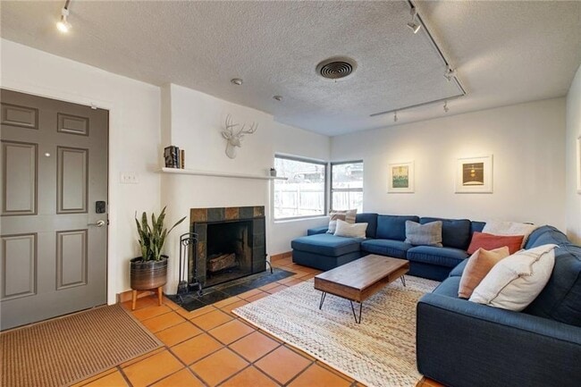 Building Photo - 3709 Vineland Dr