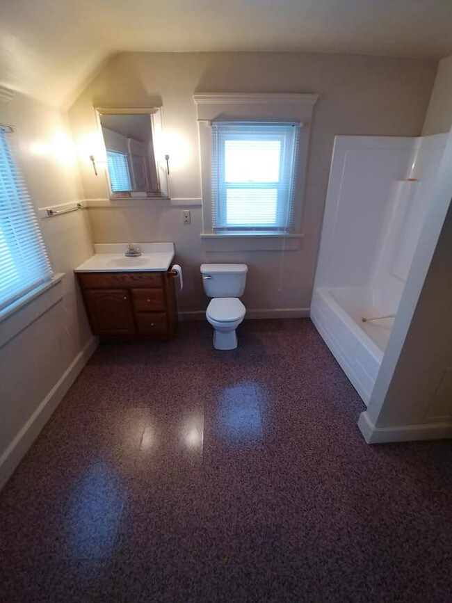 Building Photo - 227 E 2nd St