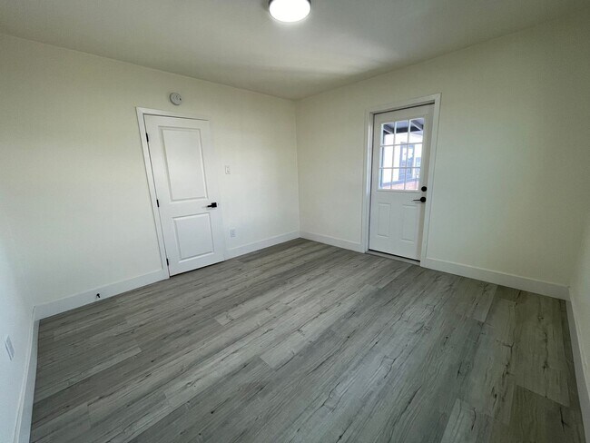 Building Photo - 1846 Klauber Ave