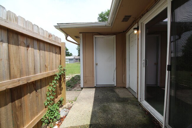 Building Photo - Gulf Breeze 2BR Apartment in Greenbriar with Large Bedrooms, Fenced Patio, Huge Backyard & Water/...