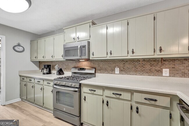 Building Photo - 300 Briarwood Rd