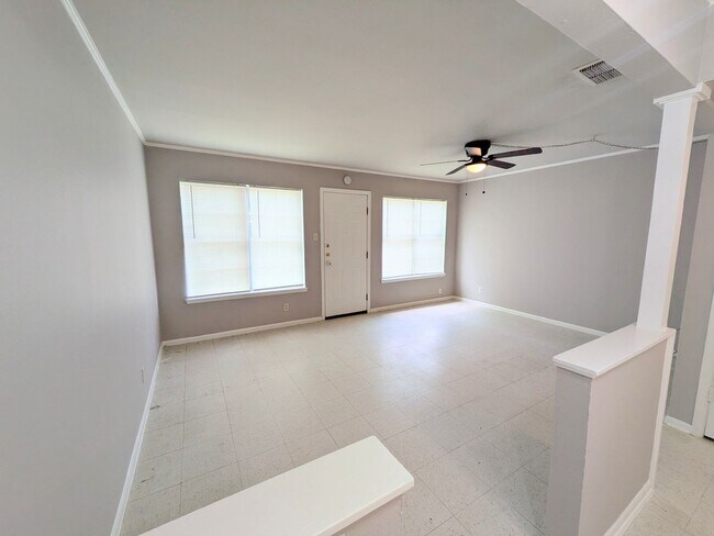 Building Photo - 501/503 Southtrail Dr