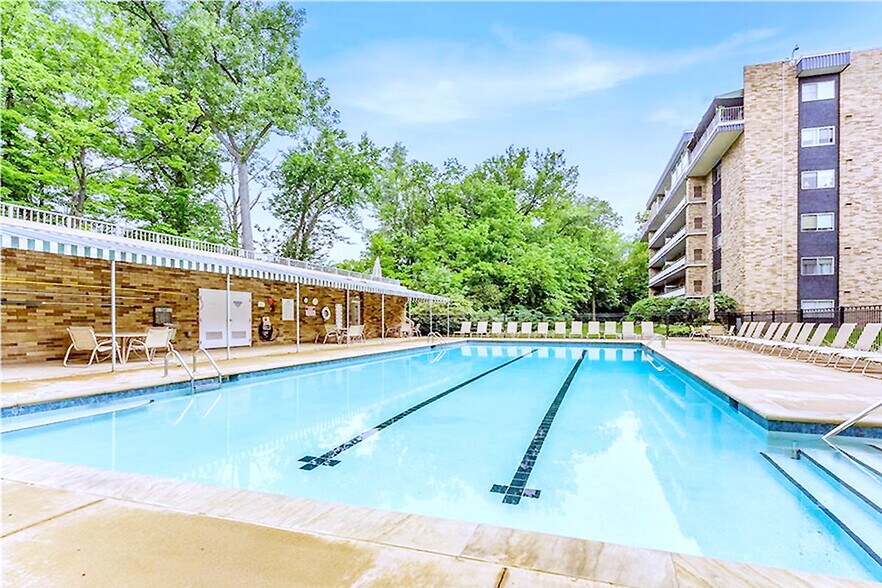 Building Photo - 2112 Acacia Park Dr
