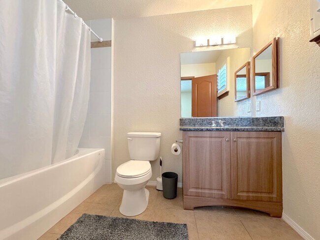 Building Photo - East El Paso 3bed/2bath Refrig A/C!