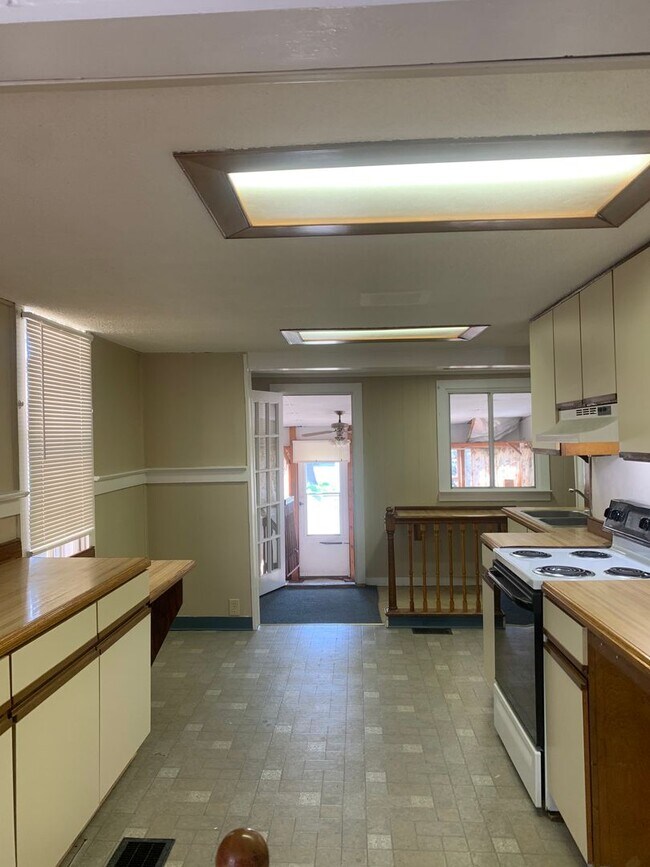Building Photo - 821 Lanvale St