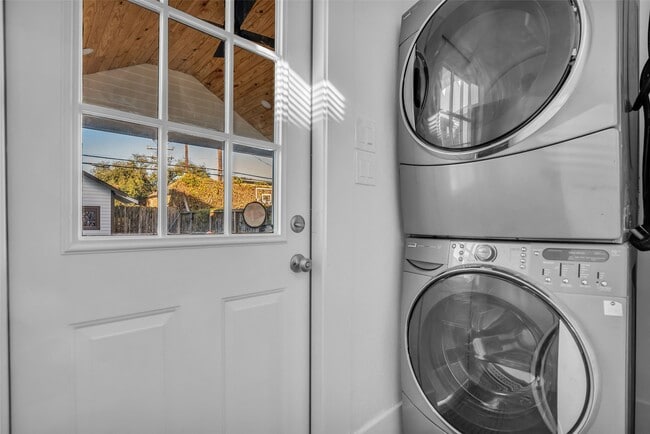 Building Photo - 611 Harvard St